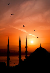 Obraz premium Widok na meczet podczas zachodu słońca w Stambule