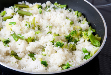 rise and broccoli on frying pan