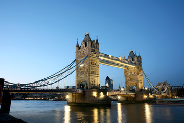Fototapeta na wymiar Tower Bridge o zmierzchu
