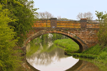 Fototapeta na wymiar Most 37 na kanale w Oxfordshire
