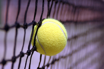 Pelota de tenis en la red