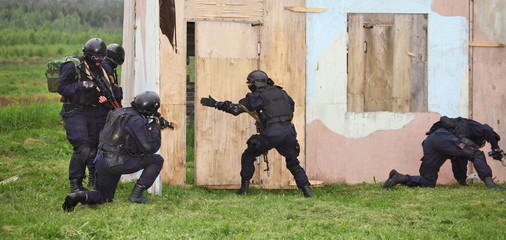 Special Forces tactical exercises - 32667330