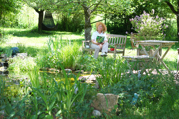 Gärtnerin im Garten