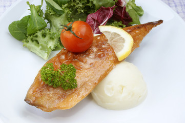 geräuchertes Makrelenfilet mit Tomate auf Kartoffelbrei