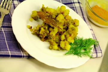 Potatoes with  bay leaf, green peas and dill