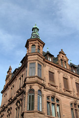 Fototapeta na wymiar historisches Eckhaus in der Altstadt von Heidelberg