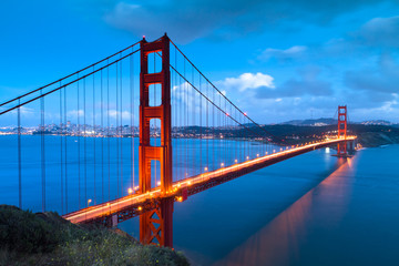 Golden Gate Bridge après le coucher du soleil, San Francisco Californie