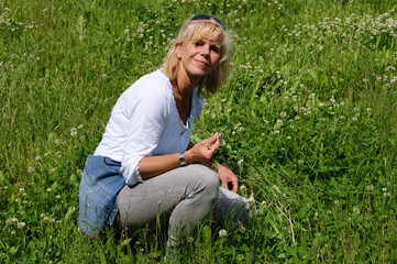 Fototapeta premium Frau auf Blumenwiese