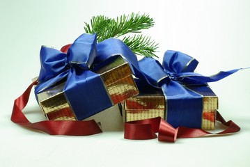 Weihnachtsgeschenke mit Tannenzweig und rotem Band