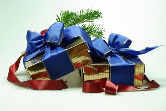 Weihnachtsgeschenke mit Tannenzweig und rotem Band