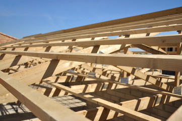 Charpente et maison en construction