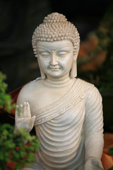 Figur eines Buddha im Garten