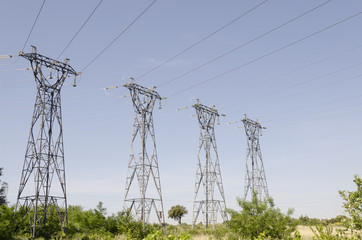 pylones électrique dans la campagne