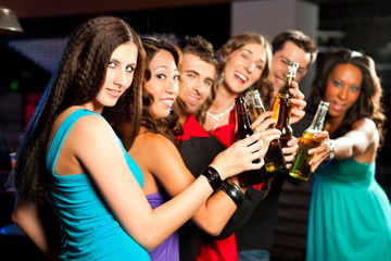 Leute trinken Bier in Bar oder Club
