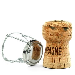Champagnerkorken mit Draht und Spiegelung © babimu