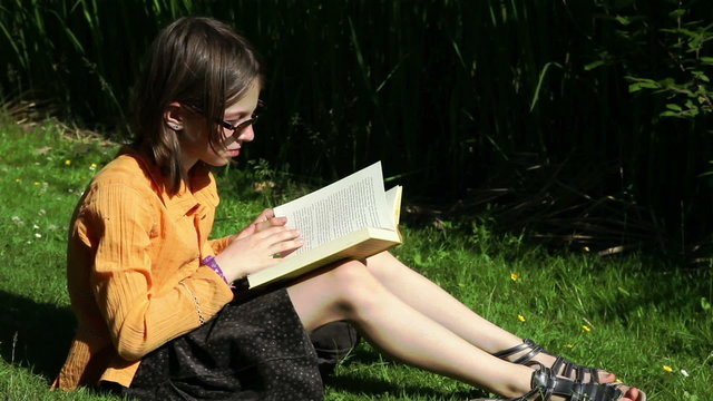 M&auml;dchen liest ein Buch