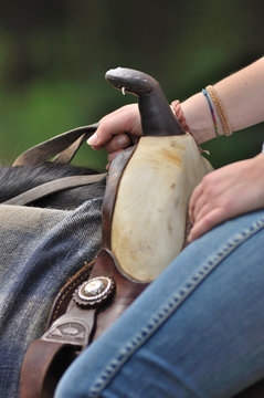 Ragazza che tiene le redini del suo cavallo