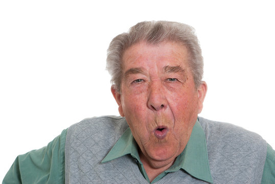 Senior pfeift fr&ouml;hlich