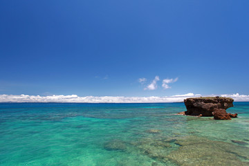 美しく透明な海と紺碧の空