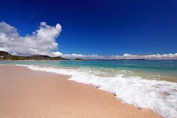 久高島の美しく透明な波と紺碧の空