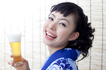 ビールと浴衣の女性