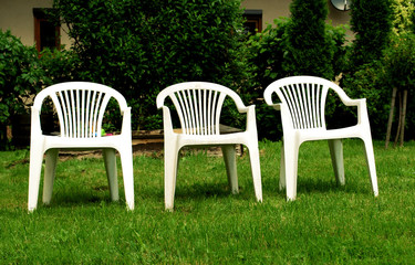 krzesła w ogrodzie