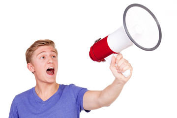 Naklejka premium junger mann spricht durch ein megafon