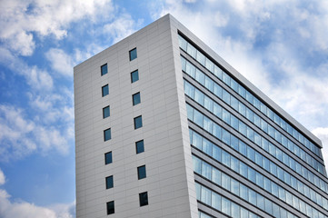 Obraz premium schiefes Haus fensterfront