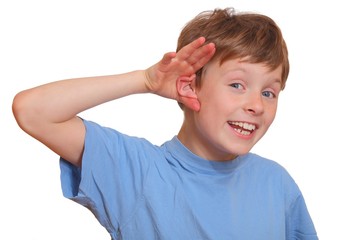 Junge mit der Hand am Ohr