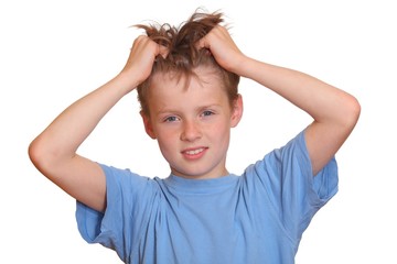 Junge rauft die Haare