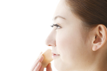 化粧する女性