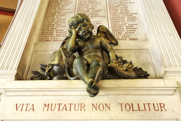 Statue d'un Ange ailé et citation latine