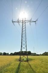 Hochspannungsleitung mit Sonne