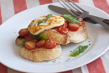 Toasts with Halloumi and tomatoes