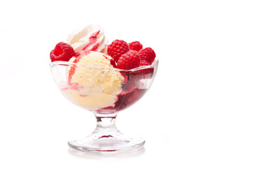 Eisbecher mit Himbeeren mit Freiraum