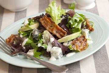 Gorgonzola, avocado and lettuce salad