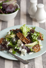 Gorgonzola, avocado and lettuce salad