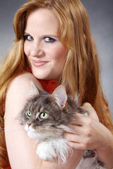 Model mit Katze Maincoon Porträt