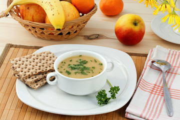 Gemüsesuppe und Früchte.