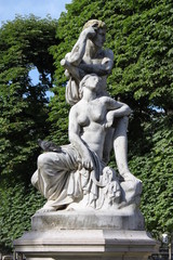 Fototapeta na wymiar Statue au Jardin du Luxembourg à Paris