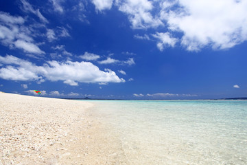 水納島の美しいビーチと紺碧の空