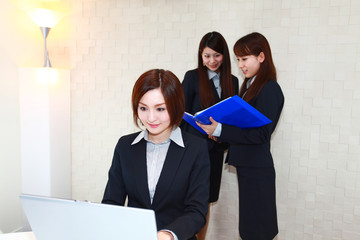 仕事中の3人のオフィスレディー