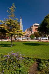 Fototapeta na wymiar Widok dawnego meczetu Hagia Sofia z pobliskiego parku.