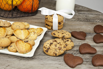 gedeckter tisch mit keksen