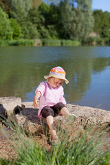 kleines kind spielt am ufer