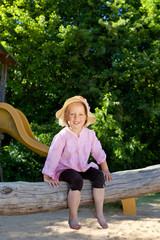 Obraz premium kindergartenkind auf dem spielplatz