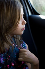 fillette solitaire dans la voiture