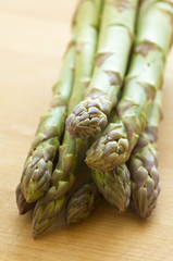 asparagus on chop board