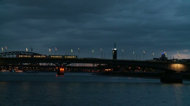 Köln bei Nacht mit Rhein