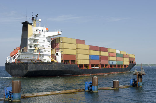 Containerschiff auf der Ostsee bei Kiel